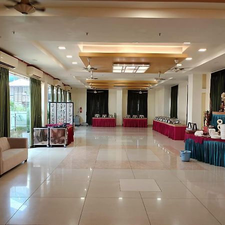 Hotel Pushpak Bhubaneswar Bagian luar foto