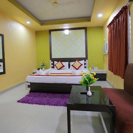 Hotel Pushpak Bhubaneswar Bagian luar foto