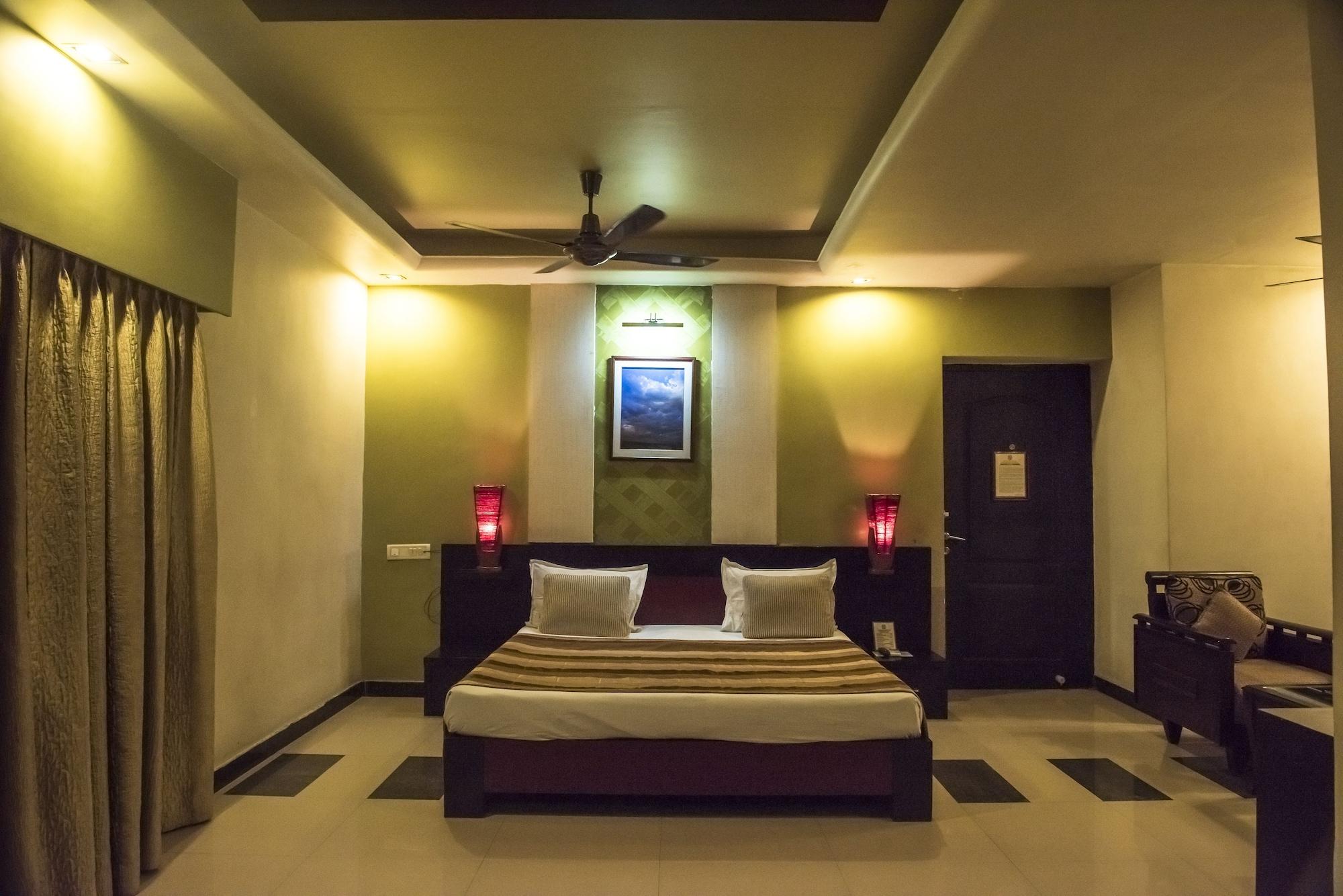 Hotel Pushpak Bhubaneswar Bagian luar foto