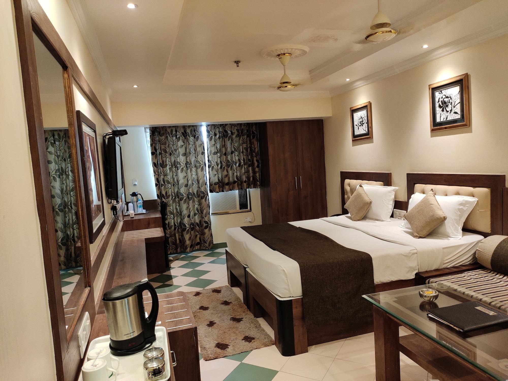 Hotel Pushpak Bhubaneswar Bagian luar foto