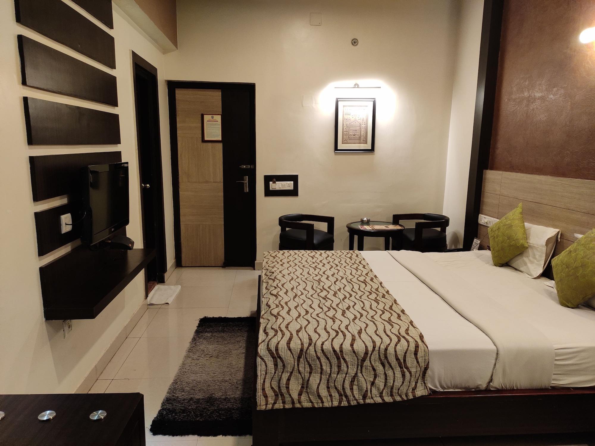 Hotel Pushpak Bhubaneswar Bagian luar foto