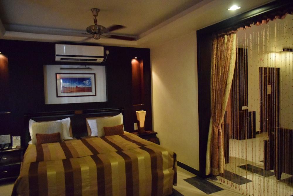 Hotel Pushpak Bhubaneswar Bagian luar foto