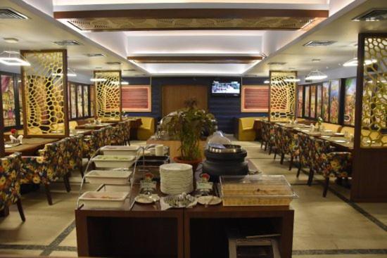 Hotel Pushpak Bhubaneswar Bagian luar foto