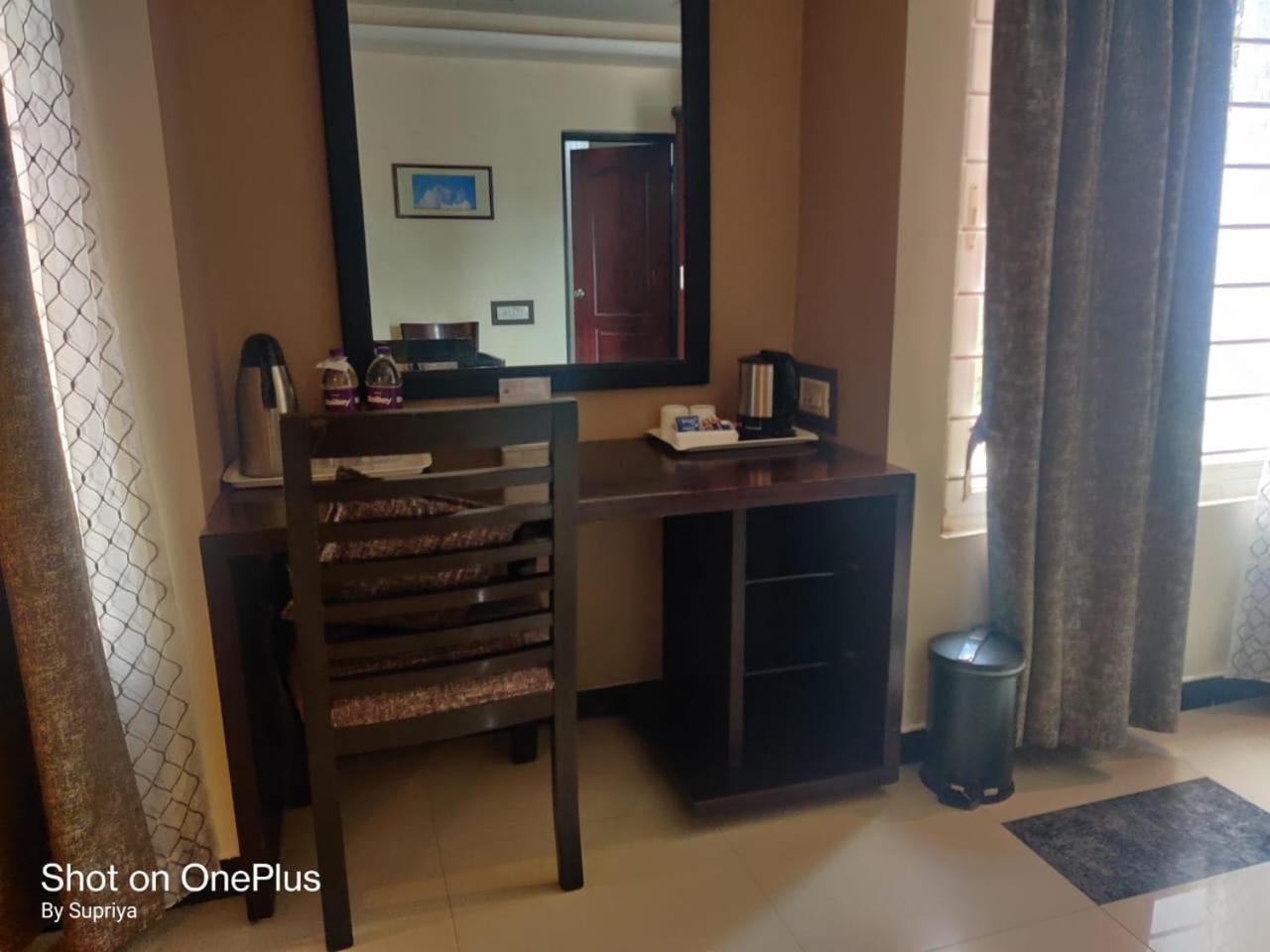 Hotel Pushpak Bhubaneswar Bagian luar foto
