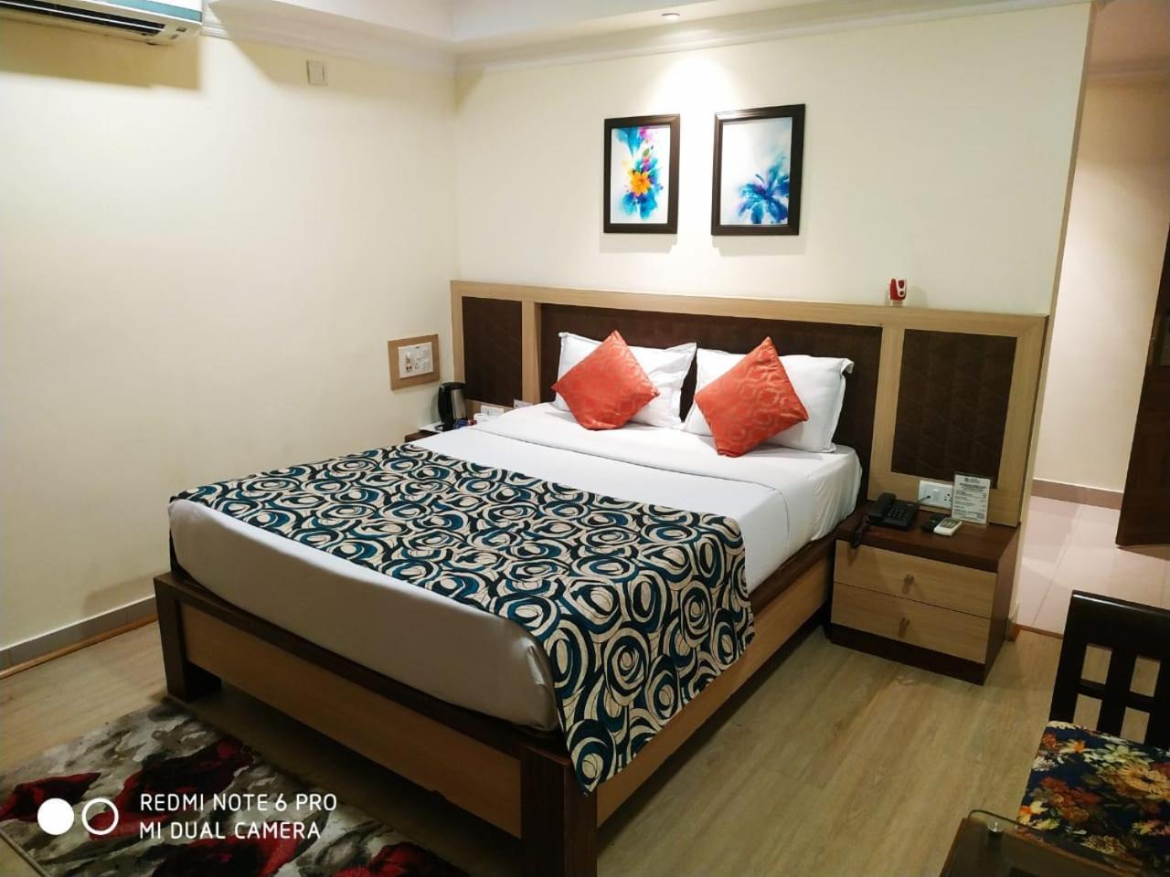 Hotel Pushpak Bhubaneswar Bagian luar foto