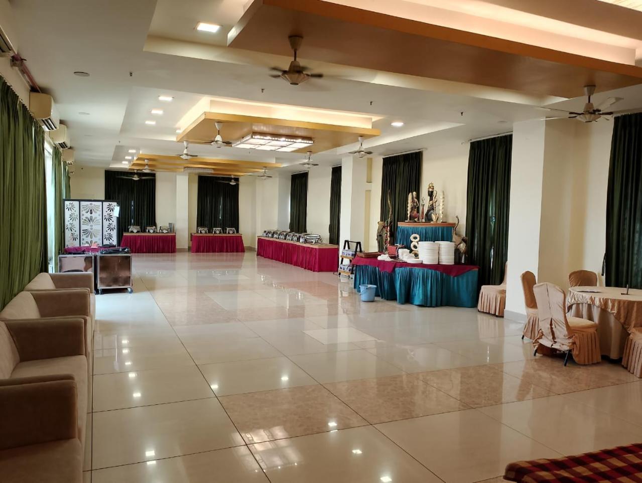 Hotel Pushpak Bhubaneswar Bagian luar foto