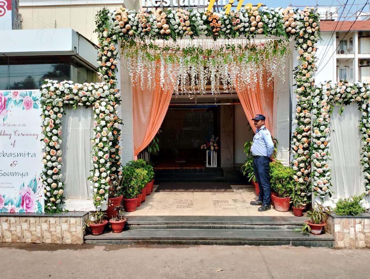 Hotel Pushpak Bhubaneswar Bagian luar foto