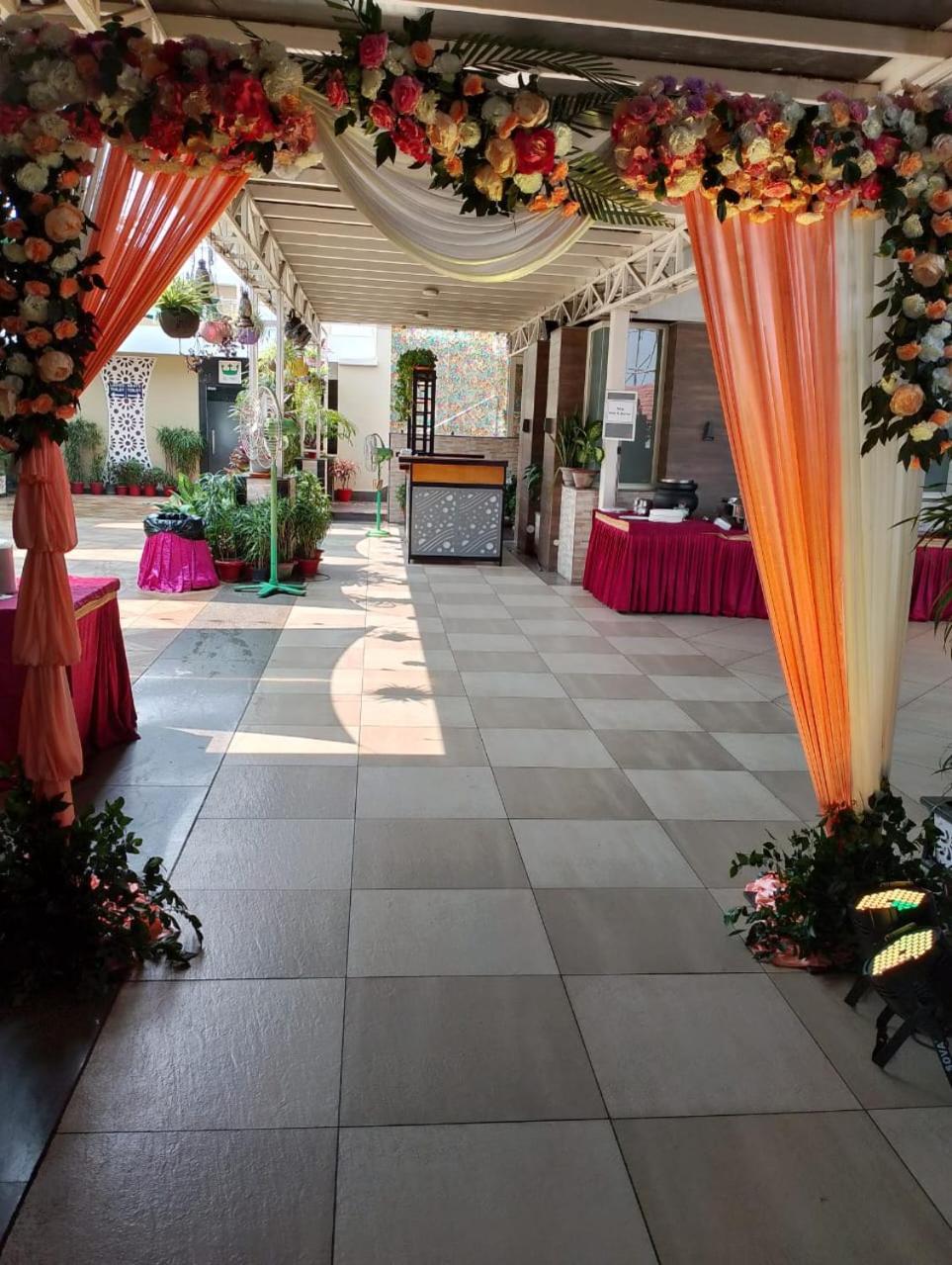 Hotel Pushpak Bhubaneswar Bagian luar foto