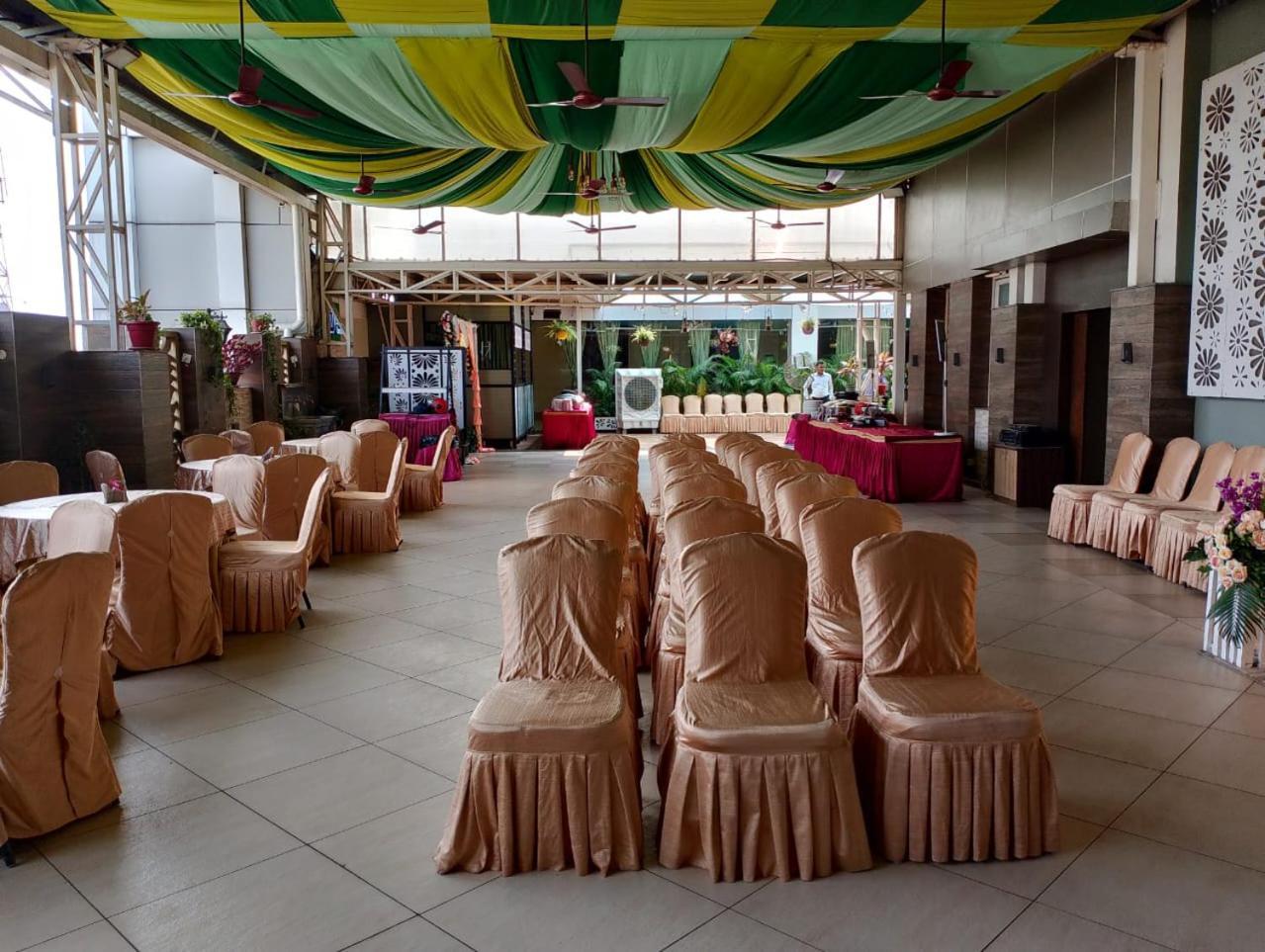 Hotel Pushpak Bhubaneswar Bagian luar foto