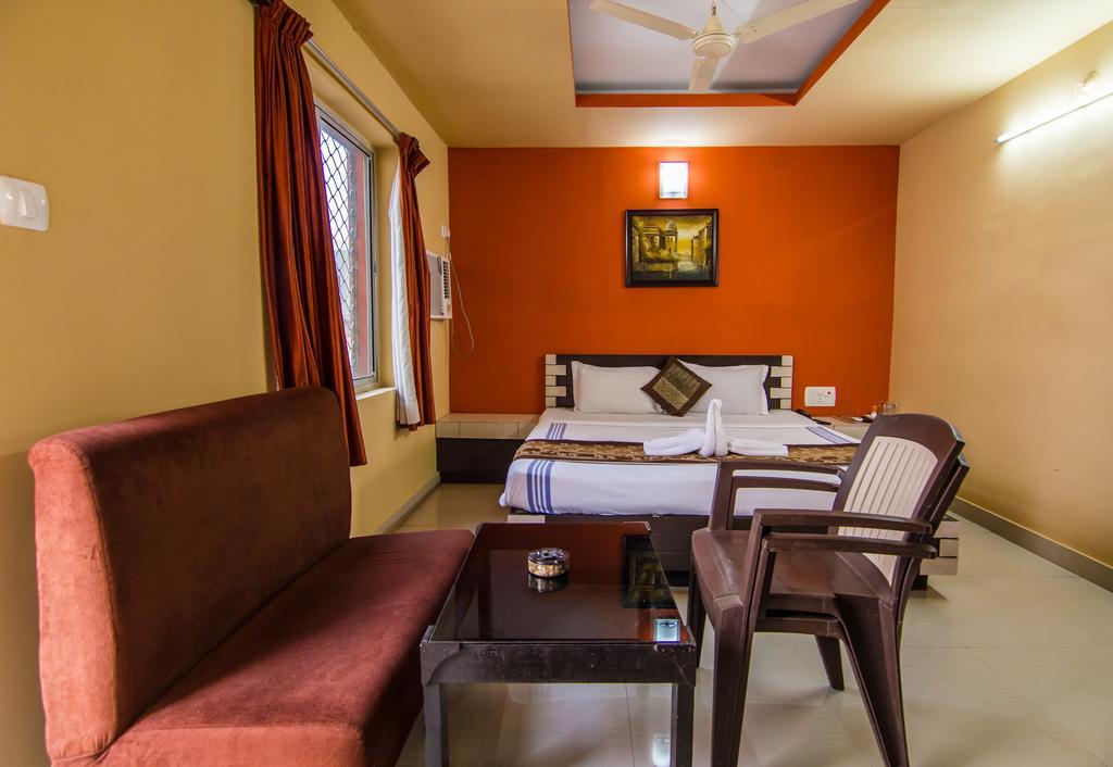 Hotel Pushpak Bhubaneswar Bagian luar foto