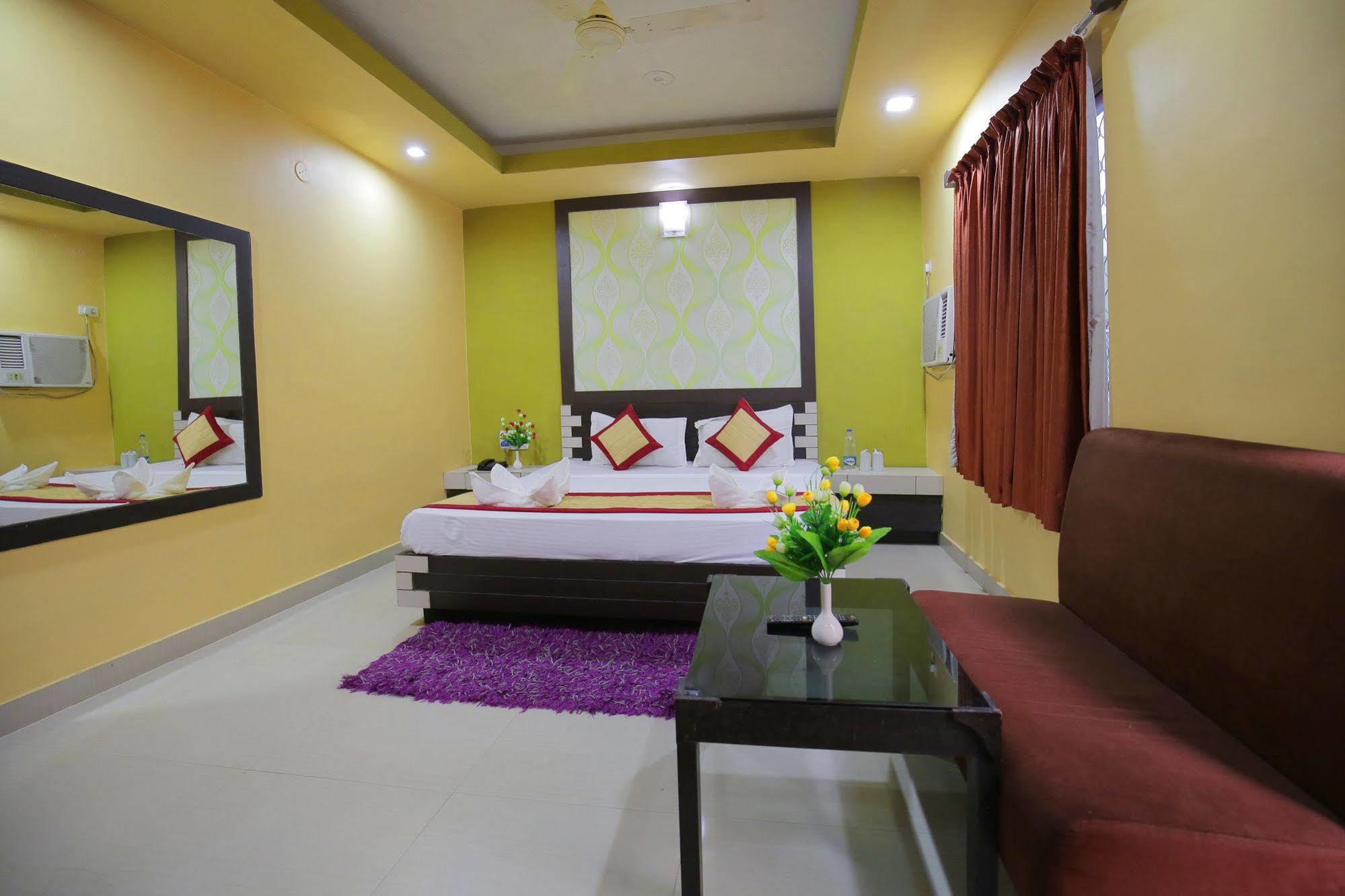 Hotel Pushpak Bhubaneswar Bagian luar foto