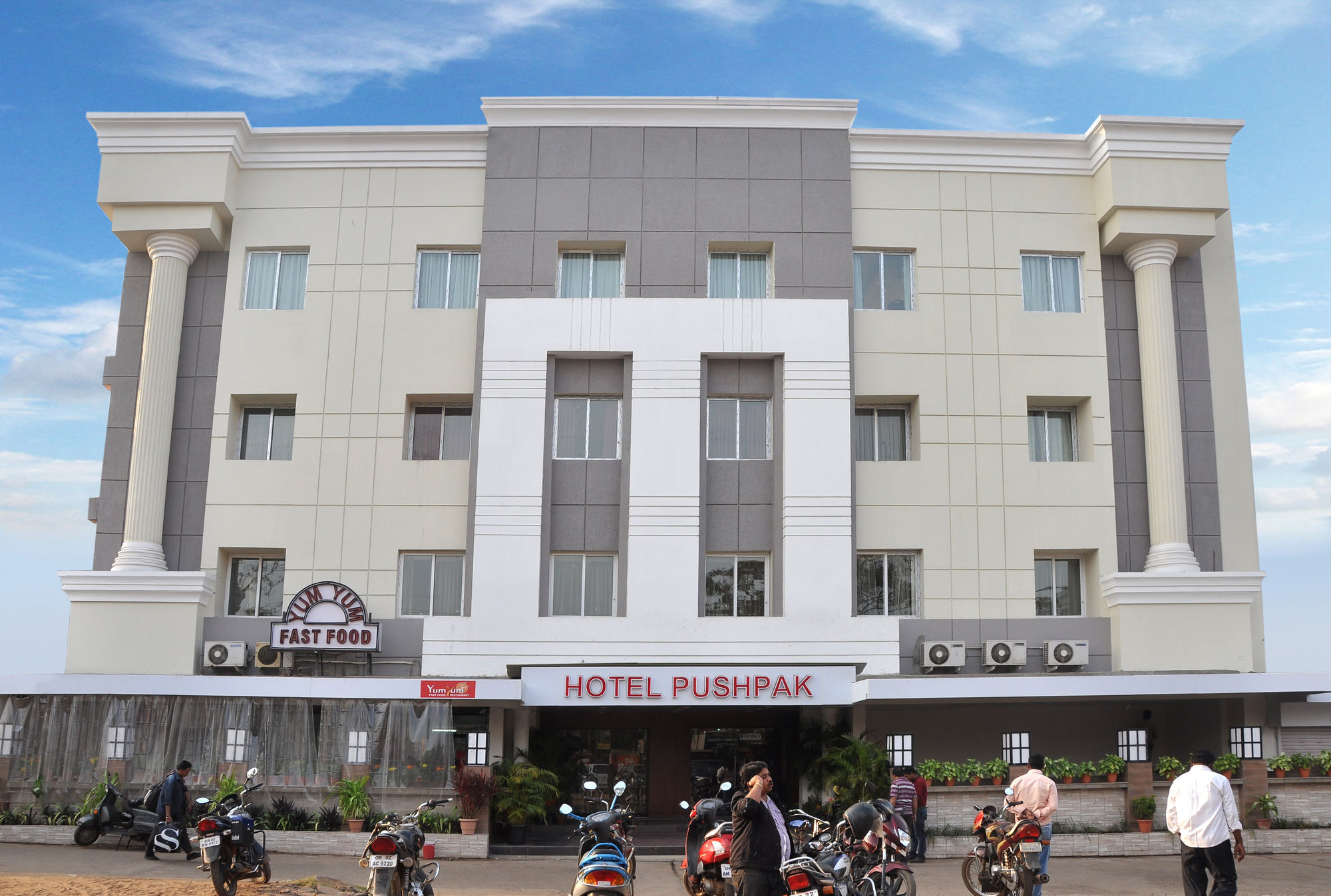 Hotel Pushpak Bhubaneswar Bagian luar foto