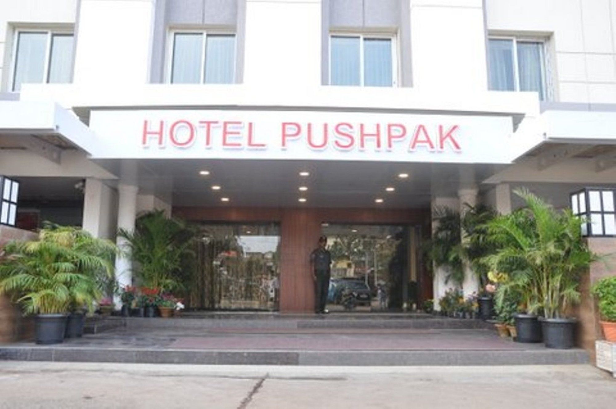 Hotel Pushpak Bhubaneswar Bagian luar foto